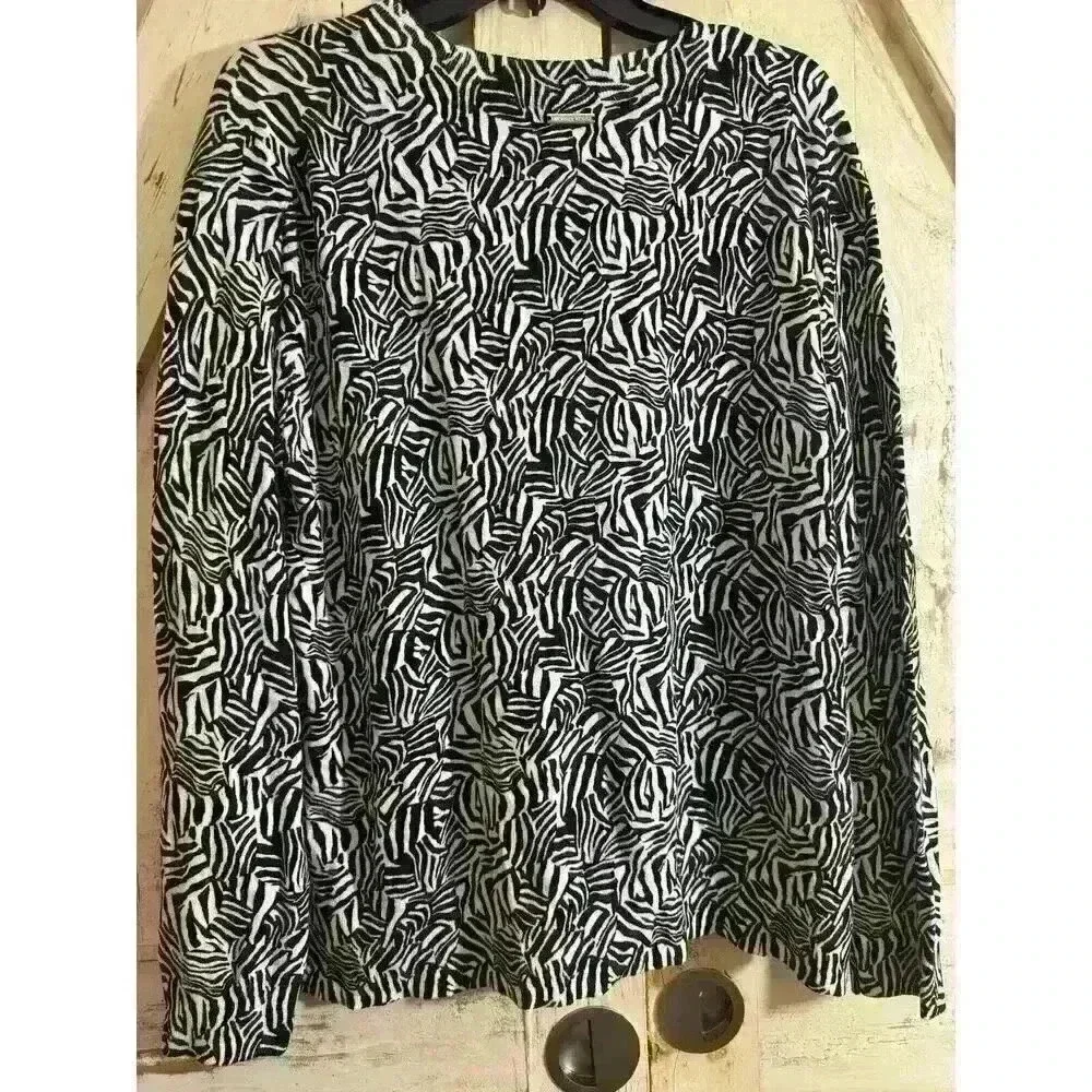 NWT Michael Kors Women's Zebra V-Neck‎ Light Pullover Size M-Black & White